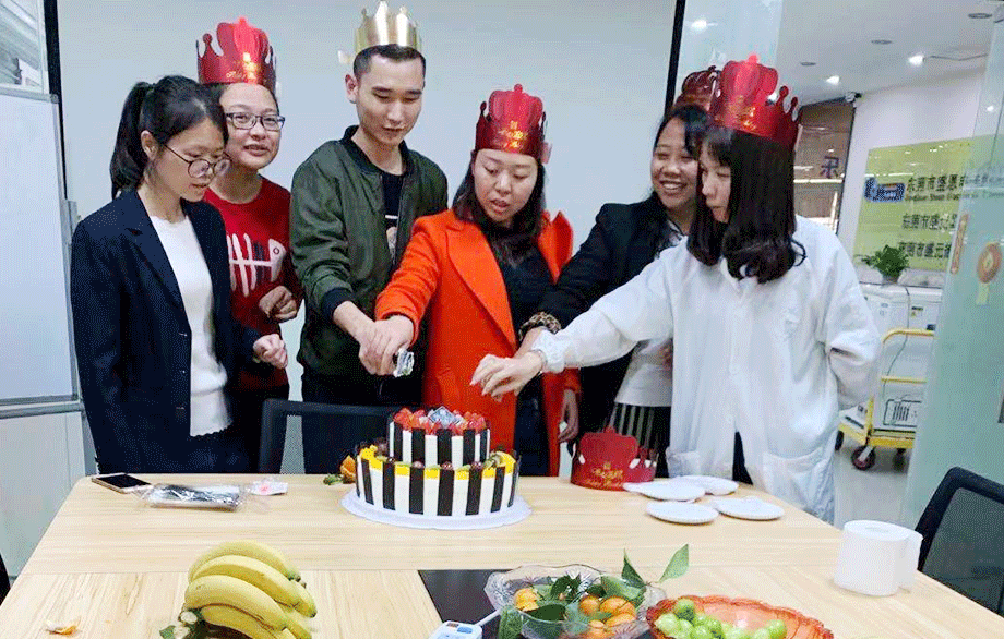 舉辦(bàn)生日會