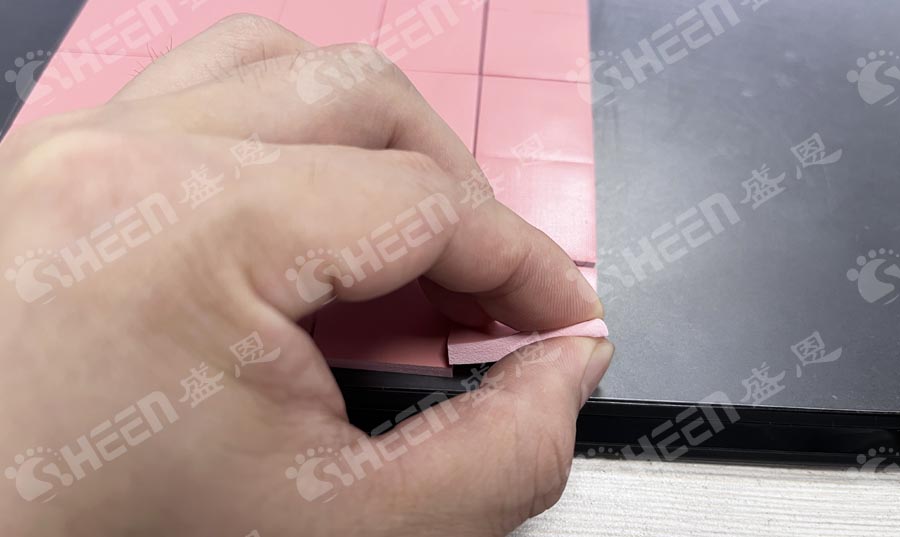 高回彈(dàn)導熱矽(xi)膠片的(de)技術挑(tiao)戰與發(fā)展難點(diǎn)